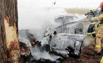 Bielawy: Makabryczny wypadek. Kierowca spłonął w samochodzie