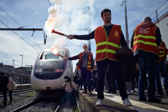 Protesty we Francji. Na ponad 14 proc. stacji brakuje paliwa