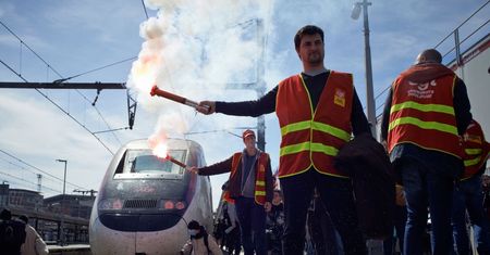 Protesty we Francji. Na ponad 14 proc. stacji brakuje paliwa