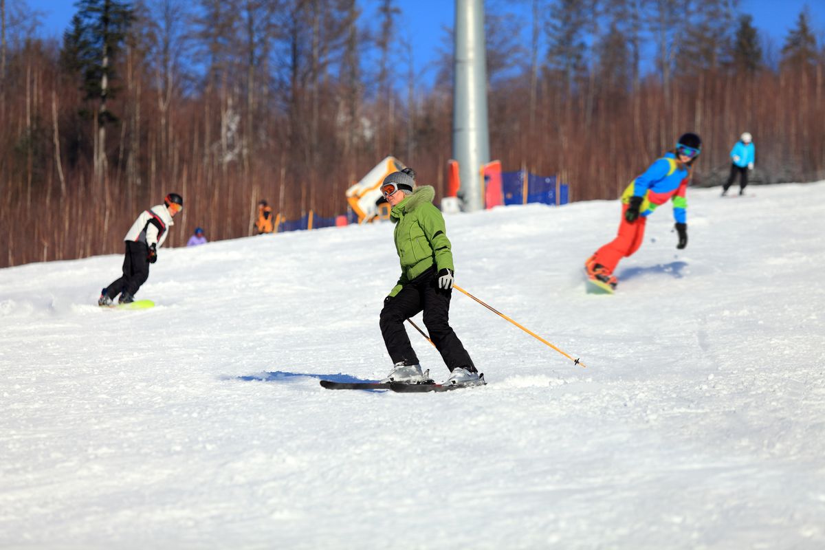 Zabawa na nartach może się niebezpiecznie skończyć 