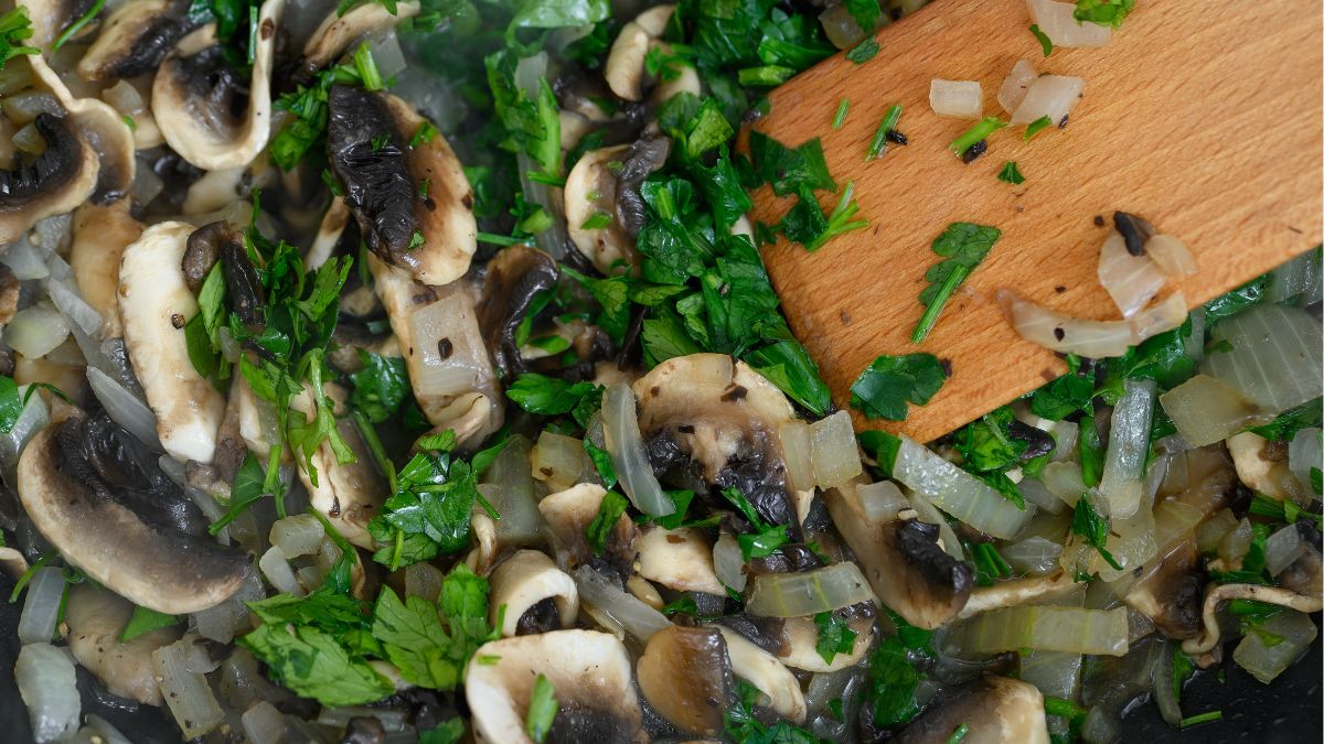 Duszone pieczarki z natką pietruszki