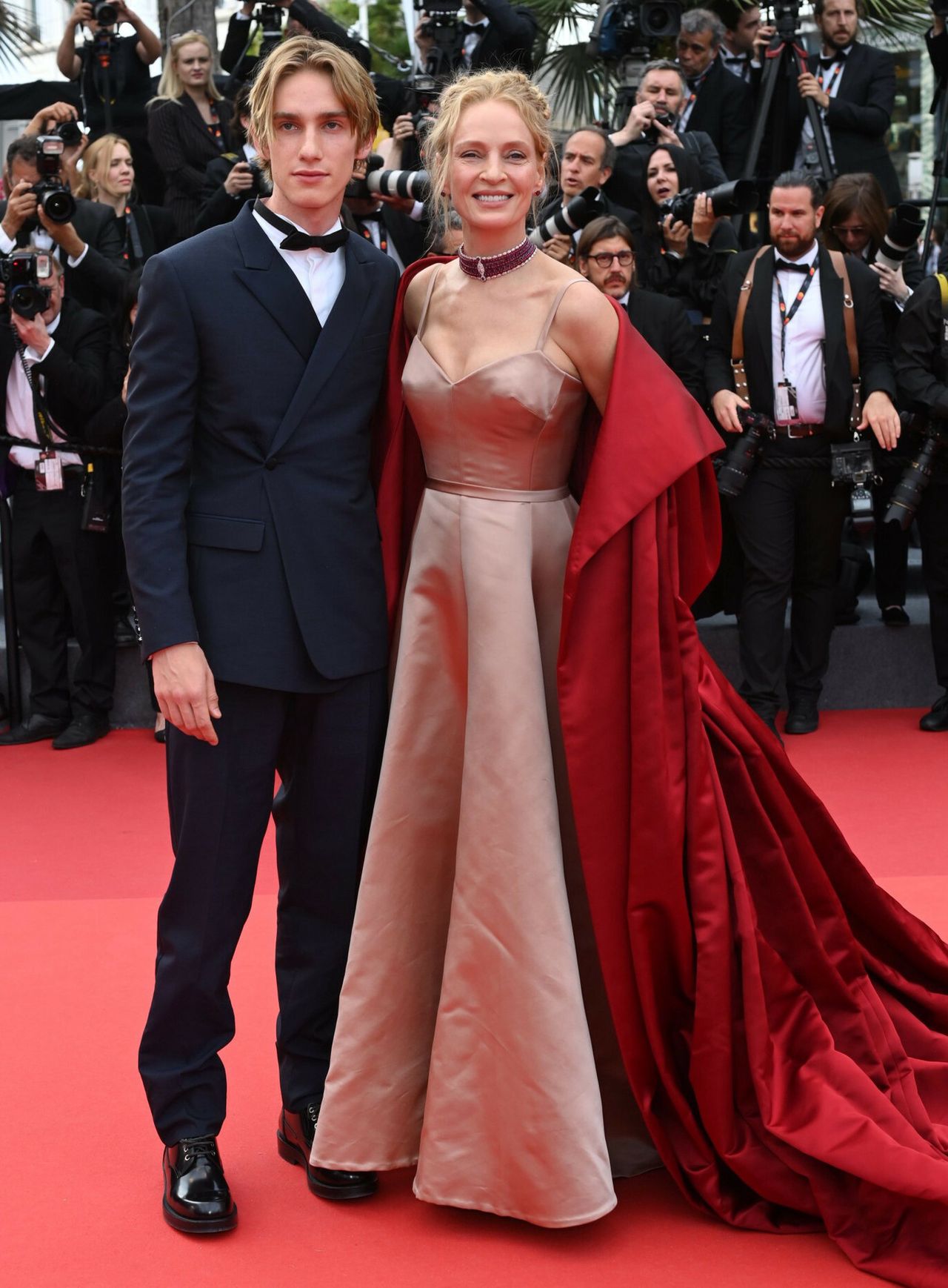 Uma Thurman z synem Levonem Hawkem w Cannes 