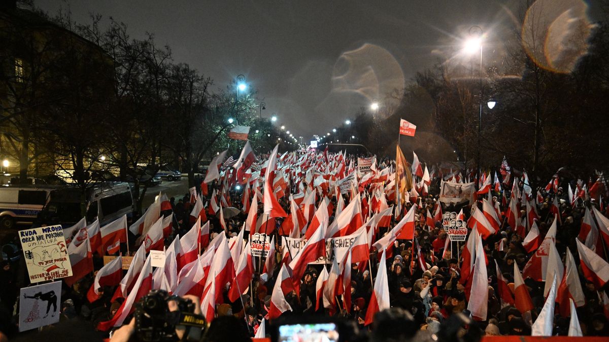 Warszawa, 11.01.2024. Organizowana przez Prawo i Sprawiedliwość manifestacja ph. "Protest Wolnych Polaków" w Warszawie, 11 bm. Uczestnicy manifestacji przechodzą spod siedziby Sejmu pod Kancelarię Prezesa Rady Ministrów