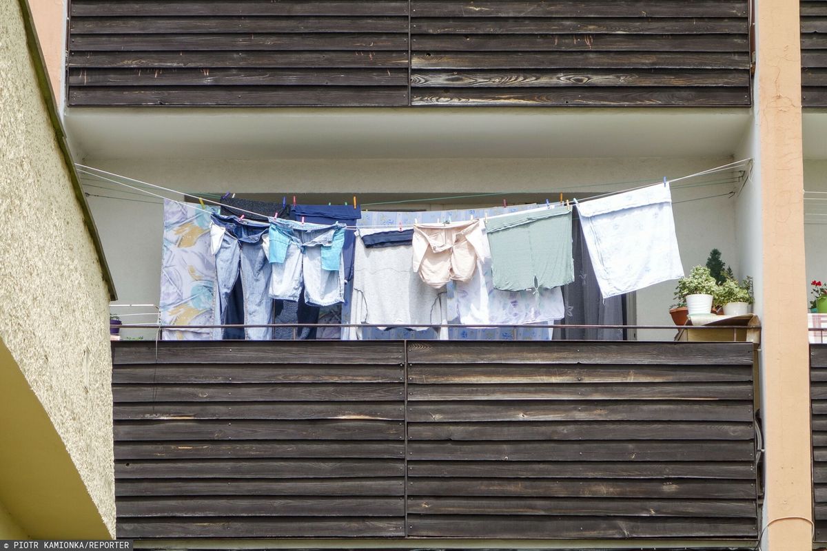 Za nieodpowiednie wywieszenia prania na balkon można dostać 500 zł mandatu