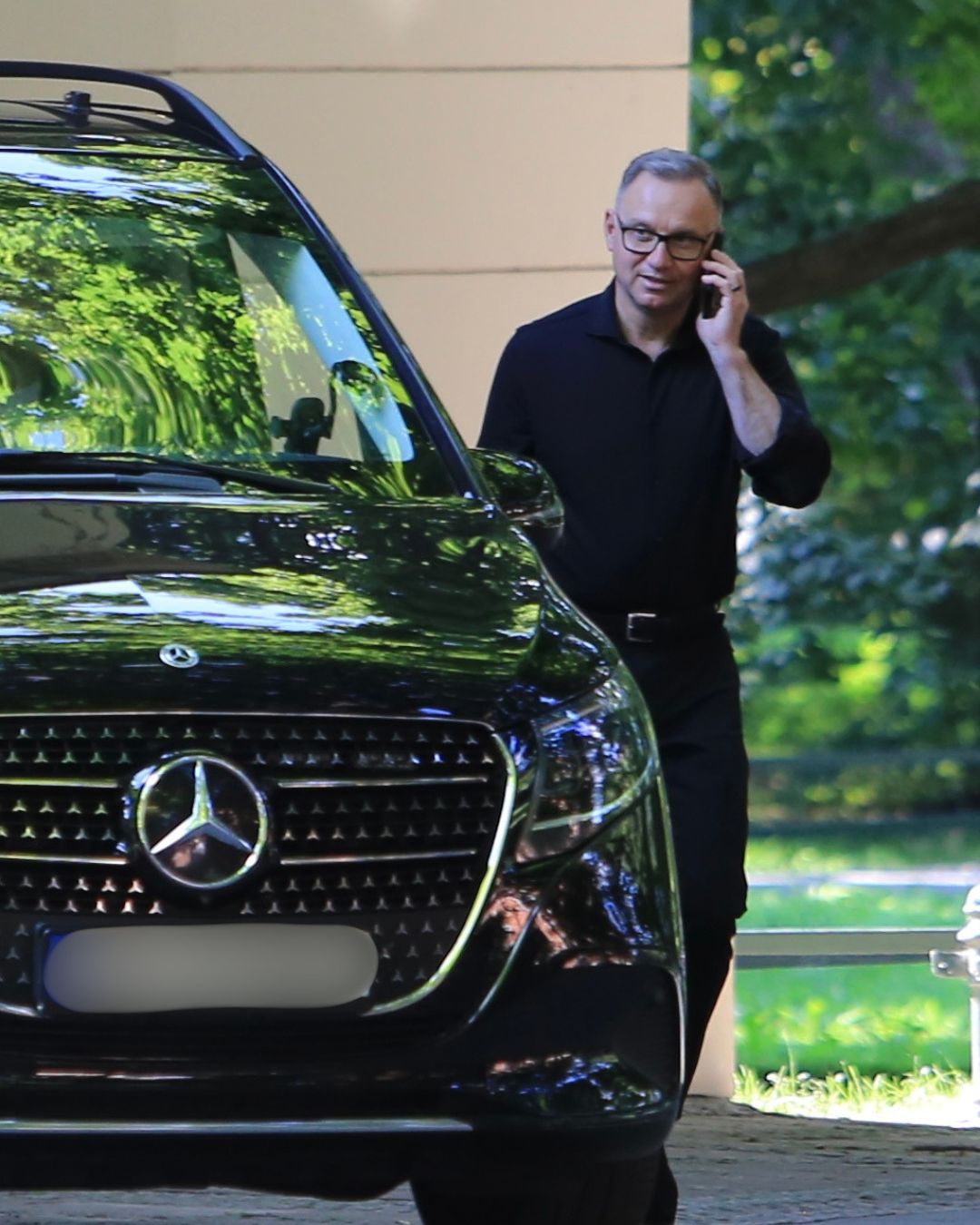 Elegancki Andrzej Duda wozie się Porsche po ulicach Krakowa