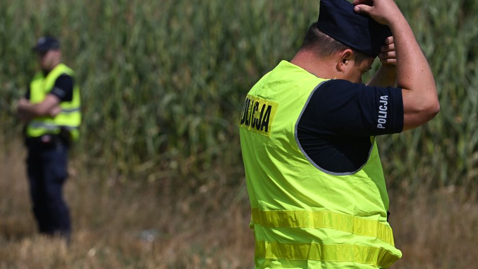 Osiny, 20.08.2025. Służby zabiezpieczają teren pola kukurydzy w miejscowości Osiny, na które spadł niezidentyfikowany obiekt, 20 bm. Obiekt spadł w nocy z wtorku na środę i eksplodował. Policjanci znaleźli na miejscu nadpalone szczątki metalowe i plastikowe. Wskutek wybuchu w kilku domach powybijane zostały szyby. W zdarzeniu nikt nie ucierpiał. Z ustaleń wojska wynika, że w nocy z wtorku na środę nie doszło do naruszenia polskiej przestrzeni powietrznej. (jm) PAP/Wojtek Jargiło
