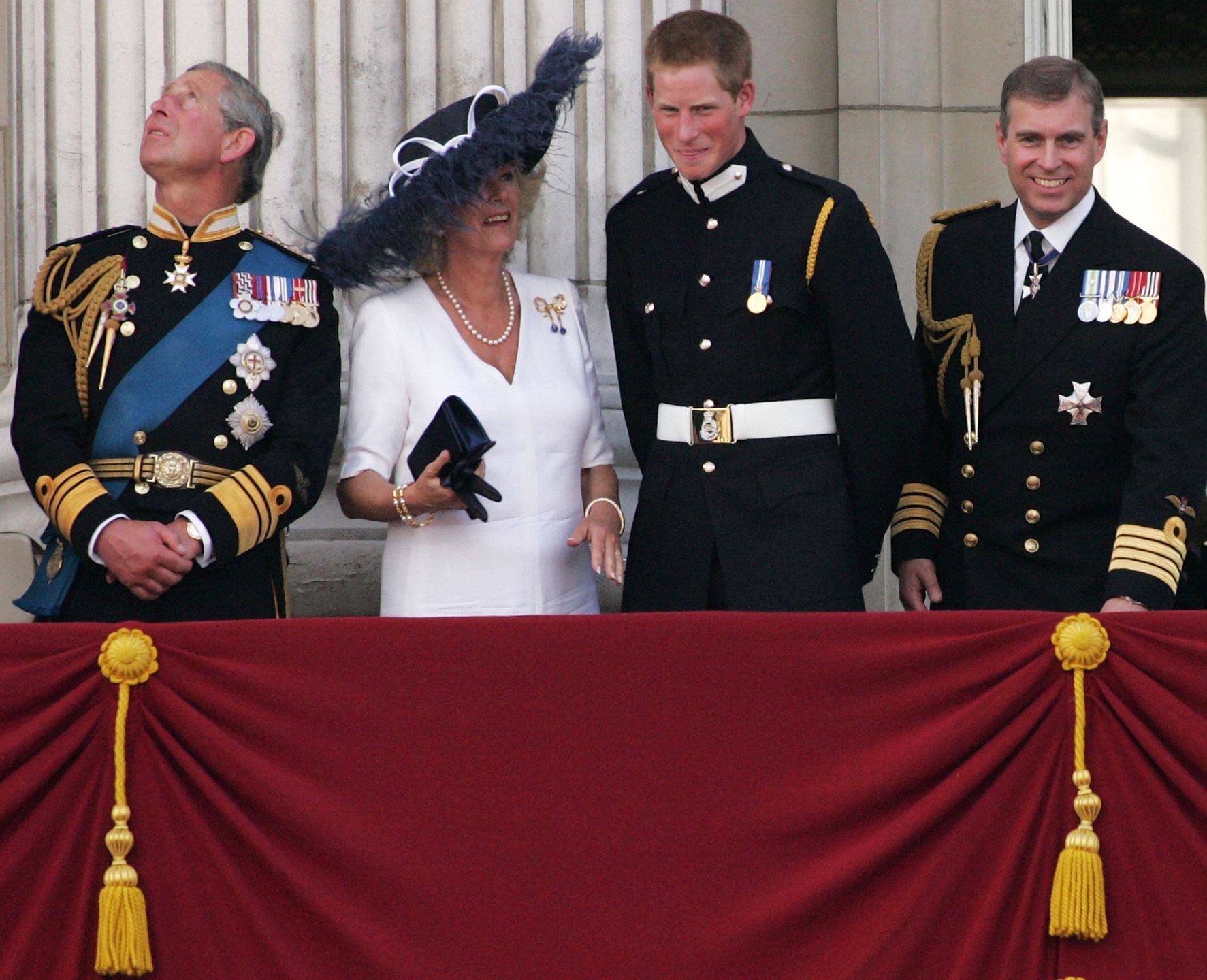Król Karol III, Królowa Małżonka Camilla, książę Harry, książę Andrzej