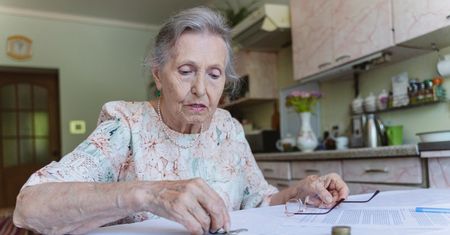 Aż 500 zł do emerytury dla większej grupy seniorów. Zmieniły się zasady