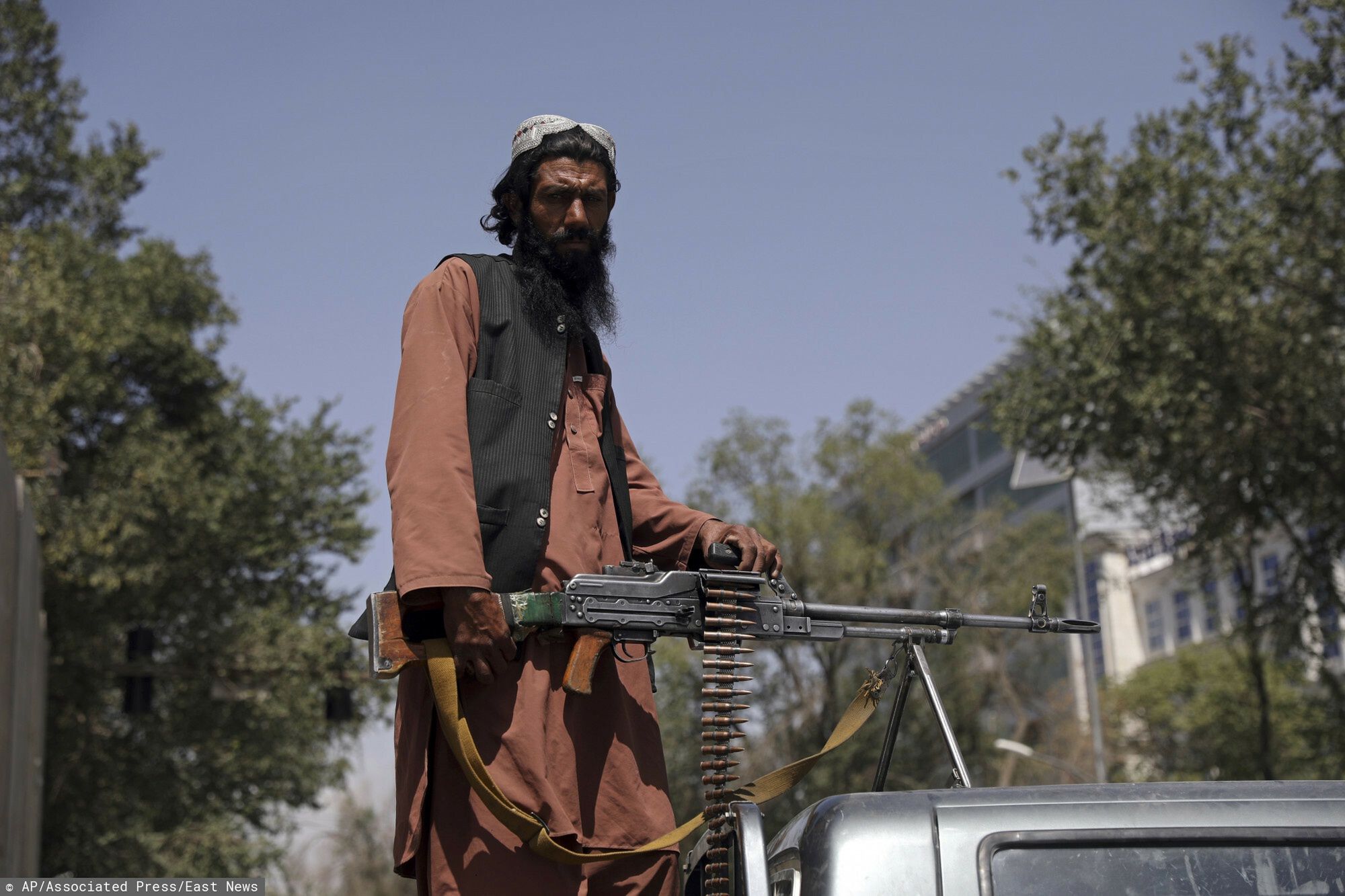 Talibowie wkraczaj? do KabuluA Taliban fighter stands guard at the main gate leading to the Afghan presidential palace, in Kabul, Afghanistan, Monday, Aug. 16, 2021. The U.S. military struggled to manage a chaotic evacuation from Afghanistan on Monday as the Taliban patrolled the capital and tried to project calm after toppling the Western-backed government. (AP Photo/Rahmat Gul)AP