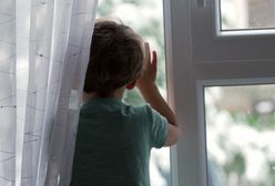 3-latek bawił się przy otwartym oknie. Pijana matka w tym czasie spała