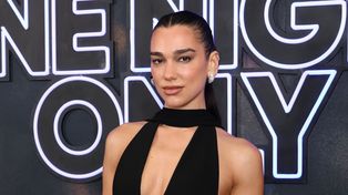 Odważna Dua Lipa w przezroczystościach i dekoltach. Tak pokazała się w "Vogue'u"