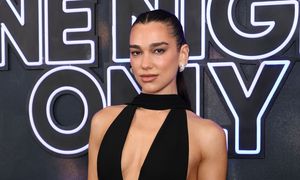 Odważna Dua Lipa w przezroczystościach i dekoltach. Tak pokazała się w "Vogue'u"