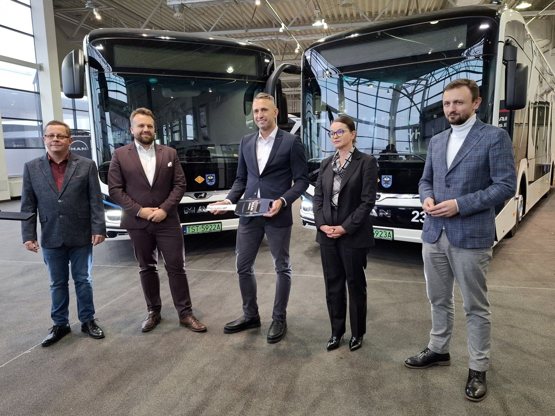 Na zdjęciu: prezydent Marek Materek,  Marcin Grabowski, dyrektor do spraw sprzedaży autobusów oraz Kinga Włoskowicz - kierownik produkcji w starachowickiej spółce Man Bus.