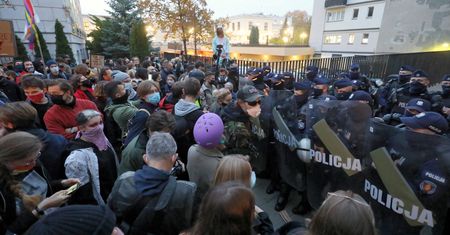 Strajk Kobiet. Szarpanina pod Sejmem. Policja broni wejścia