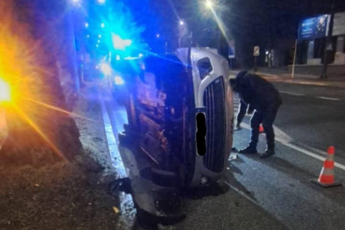 Peugeot przewrócił się na bok na al. Racławickich