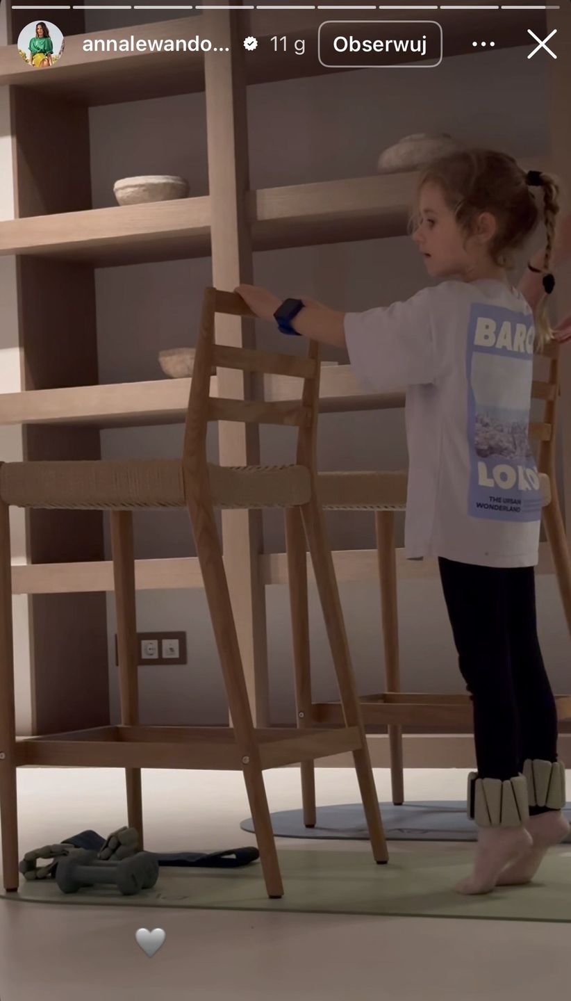 Anna Lewandowska prowadzi trening z córką 