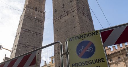 Grozi katastrofa. Krzywa wieża w Bolonii zamknięta