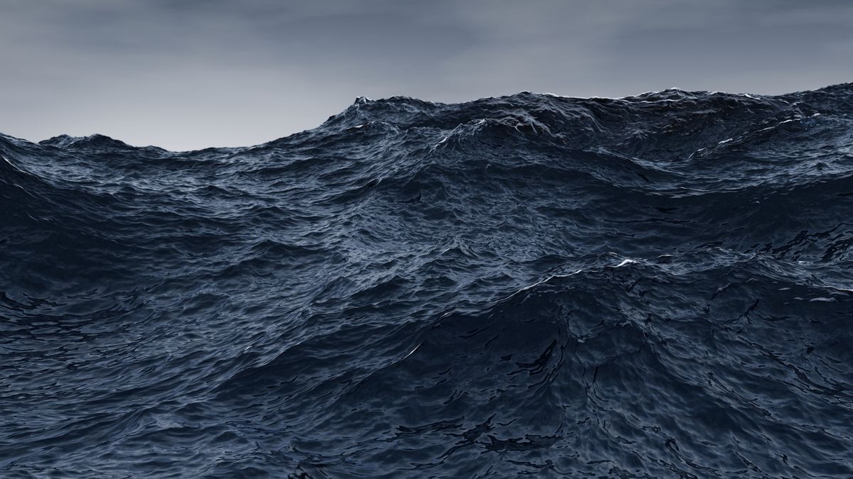 Wzburzone morze ze sztormowymi chmurami w tle