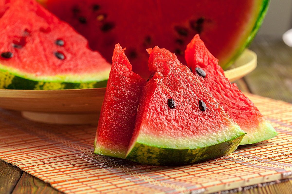 How to choose a sweet watermelon? Just look at it from the right side.