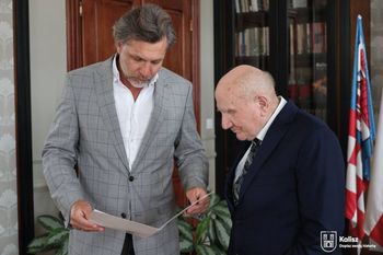 Prezydent Kalisza wyróżnił najstarszego maturzystę w Polsce. Matura to nie wszystko