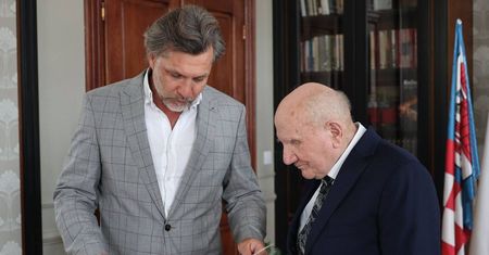 Prezydent Kalisza wyróżnił najstarszego maturzystę w Polsce. Matura to nie wszystko