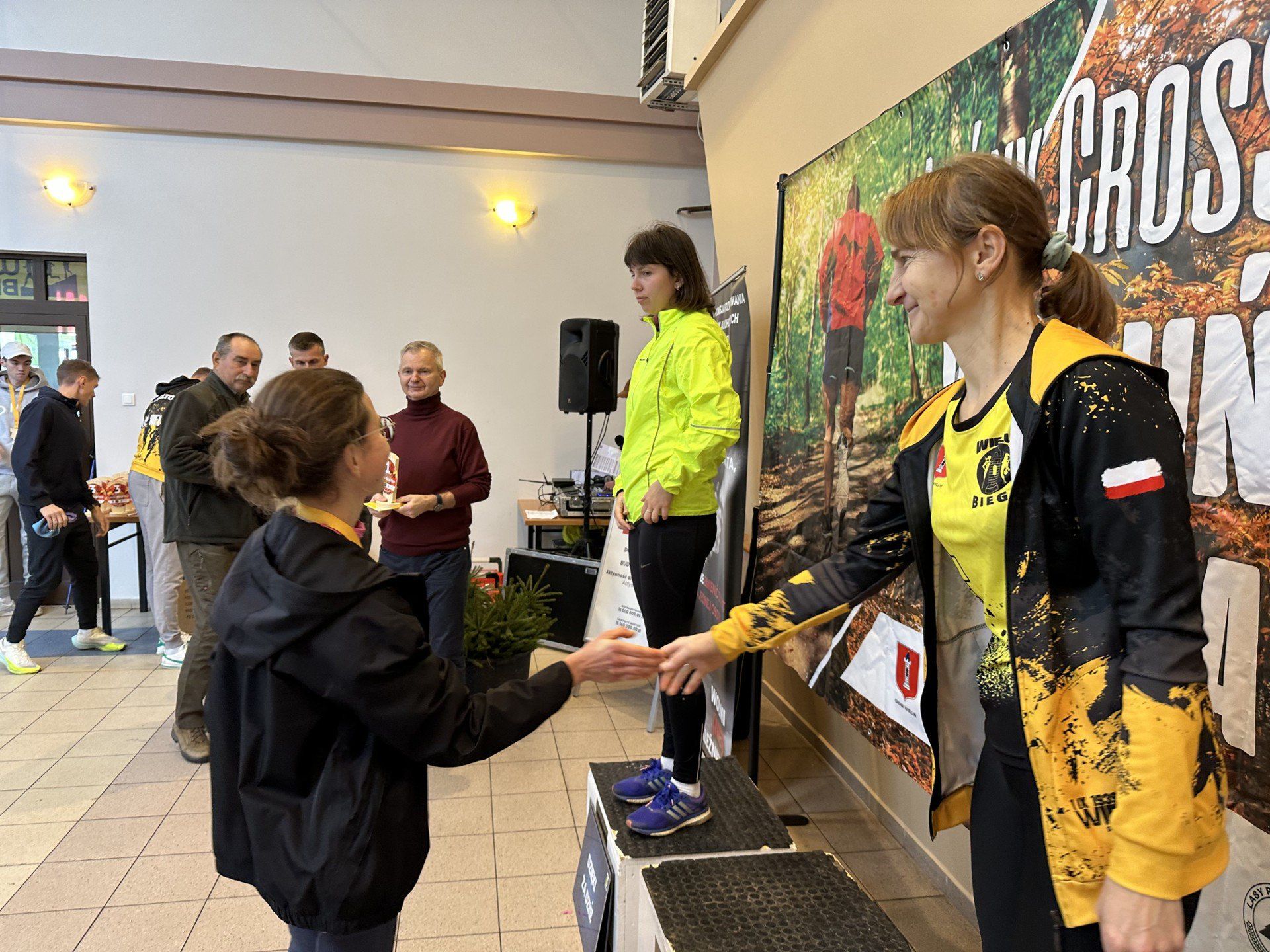Dekoracja zwycięzców Leśnego Crossu