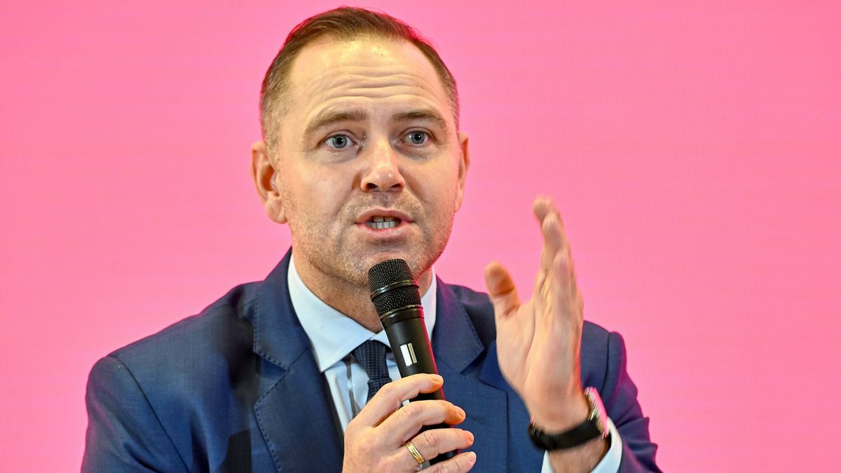 Karol Nawrocki kandydatem PiS na prezydenta. Ile zarabia teraz i ile może zyskać?