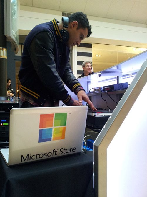 Microsoft sprytnie ukrył MacBooka Pro na premierze Microsoft Store 2