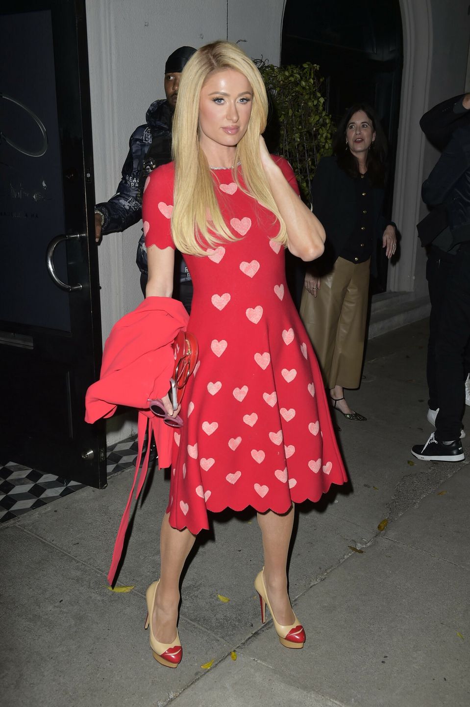 Paris Hilton w czerwonej kreacji