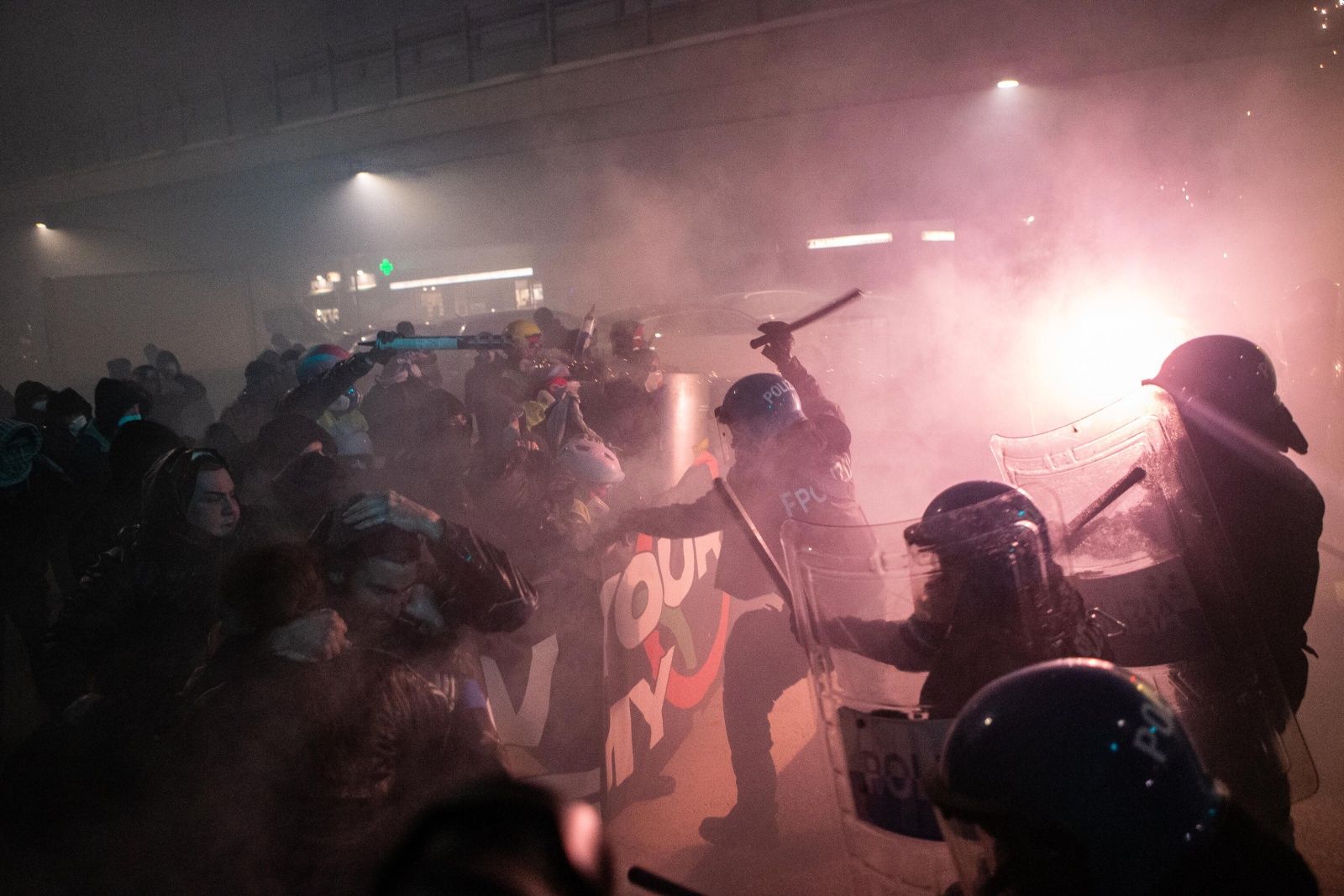 Tłum protestuje w Mediolanie przeciwko zimowym igrzyskom olimpijskim