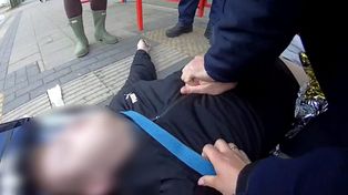 Nieprzytomny 21-latek na przystanku. Białostoccy policjanci podjęli reanimację