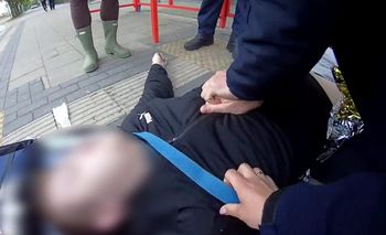 Nieprzytomny 21-latek na przystanku. Białostoccy policjanci podjęli reanimację