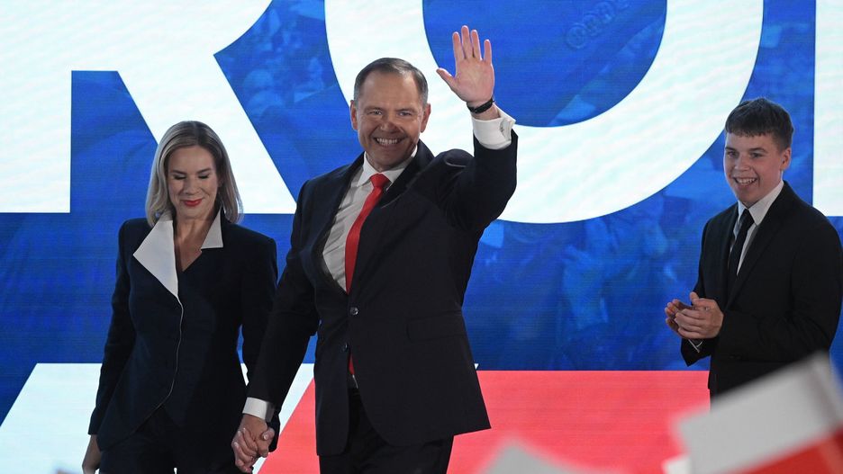 Karol Nawrocki
Warszawa, 01.06.2025. Wybory prezydenta RP - II tura. Kandydat Komitetu Obywatelskiego, popierany przez PiS prezes IPN Karol Nawrocki (C) z �on� Mart� (L) i synem Antonim (P) w swoim sztabie wyborczym, 1 bm. w Warszawie. Zako�czy�o si� g�osowanie w II turze wybor�w prezydenta RP. (mr) PAP/Marcin Obara
Marcin Obara
II, II tura, koniec ciszy wyborczej, Marta Nawrocka, polityk, prezydenckie, prezydenta rp, reakcja, reakcje, syn, sztab, wiecz�r wyborczy, wybory, wynik, �ona