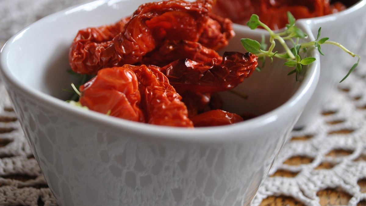 Suszone pomidory w białej miseczce