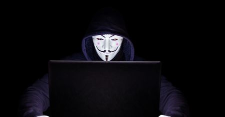 Hakerzy biorą za cel firmy, które nie chcą opuścić Rosji. Anonymous dają im 48h