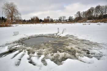 Lód załamał się pod 9-latkami. Przechodzień ruszył na pomoc