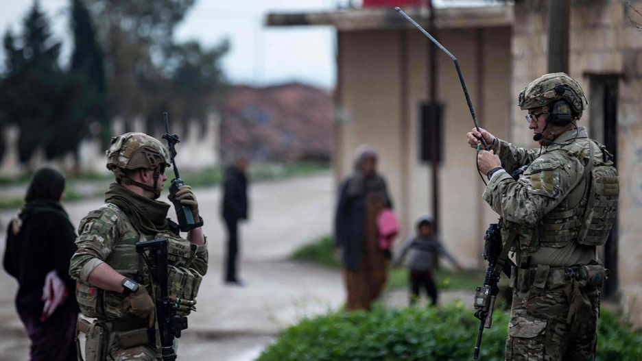 Amerykańscy żołnierze patrolują tereny wiejskie Rumaylan (Rmeilan) w północno-wschodniej prowincji Hasakeh w Syrii, w pobliżu granicy z Turcją, 13 kwietnia 2023 r