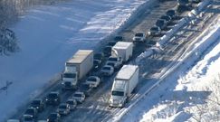 Śnieżny paraliż na autostradzie w USA. Kierowcy utknęli w korkach na ponad dobę