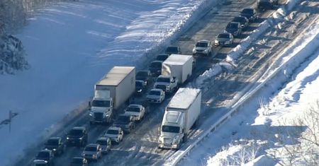 Śnieżny paraliż na autostradzie w USA. Kierowcy utknęli w korkach na wiele godzin