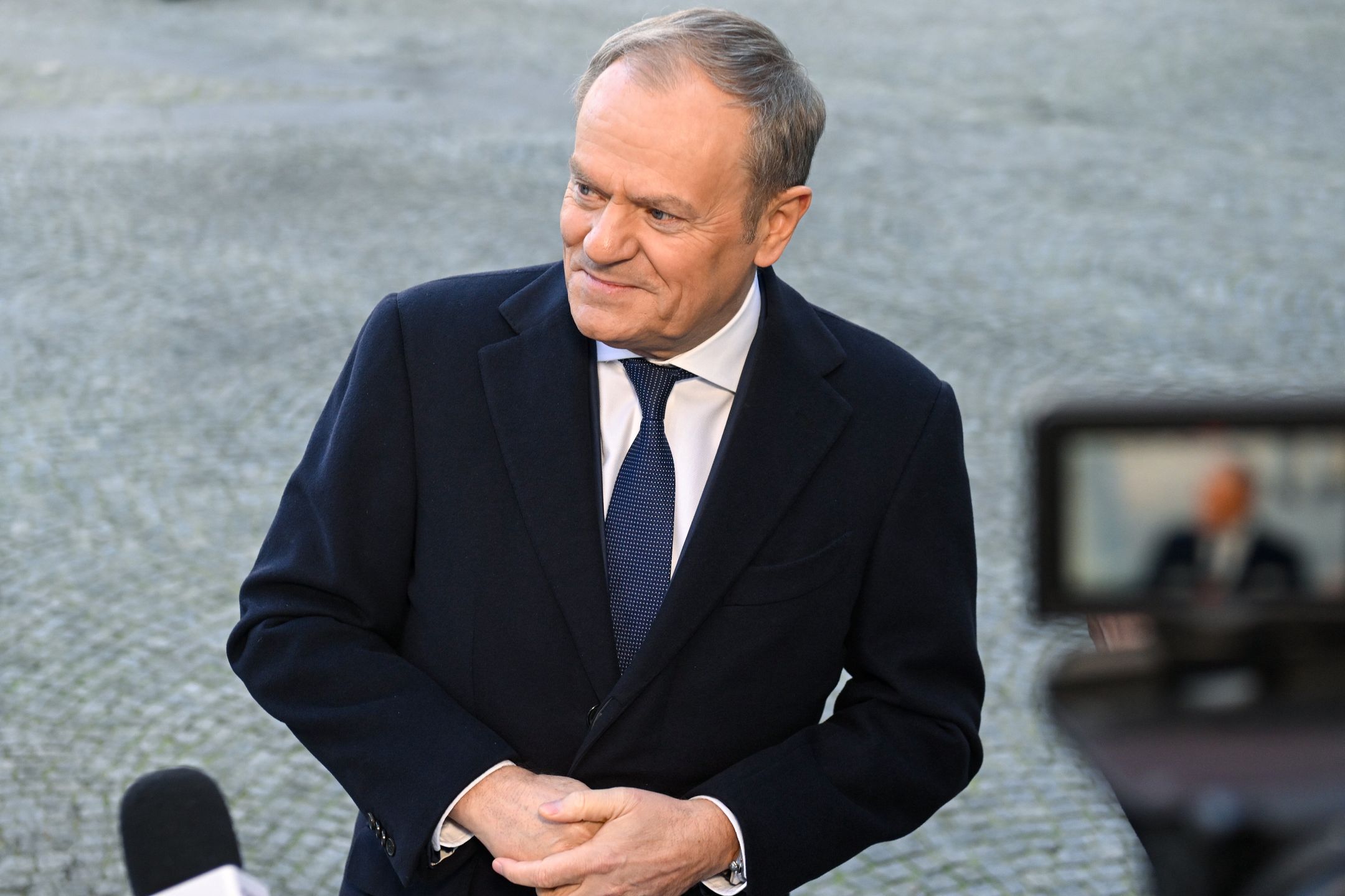 Bruksela, Belgia, 03.02.2025. Przewodnictwo Polski w Radzie UE. Premier Donald Tusk podczas wypowiedzi dla mediów przed nieformalnym spotkaniem przywódców Unii Europejskiej, 3 bm. w Pałacu Egmont w Brukseli. Głównym tematem rozmów będą: wzmocnienie europejskich zdolności obronnych, finansowanie inicjatyw związanych z bezpieczeństwem oraz pogłębianie współpracy z NATO i partnerami spoza UE. (jm) PAP/Wiktor Dąbkowski