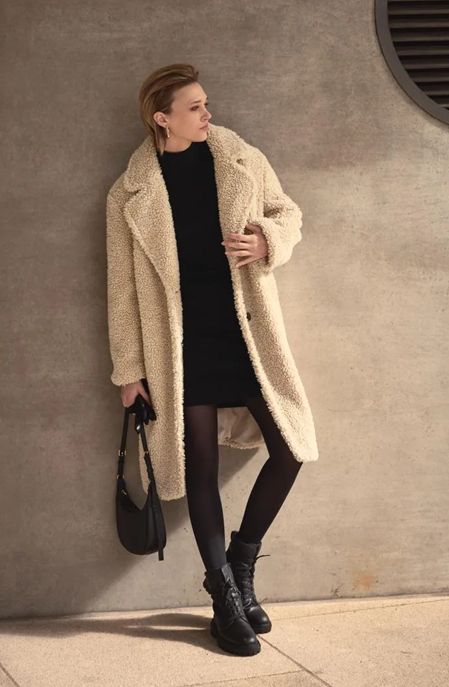 Płaszcz z jasnego misia z kolekcji Lidla 