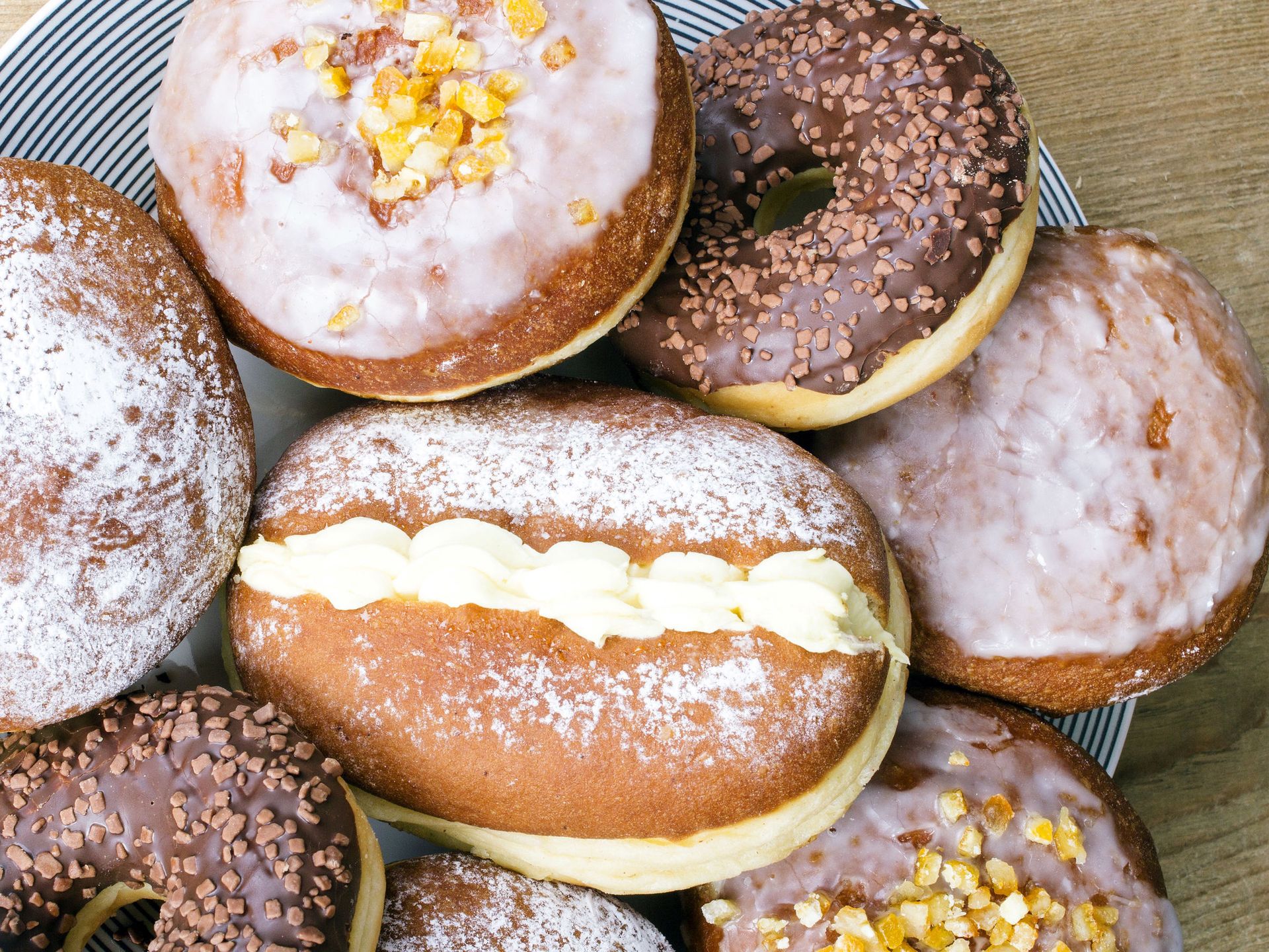 Pączki i donuty na talerzu