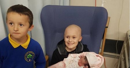 Chory na raka chłopiec zmarł po narodzinach swojej siostry (WIDEO)