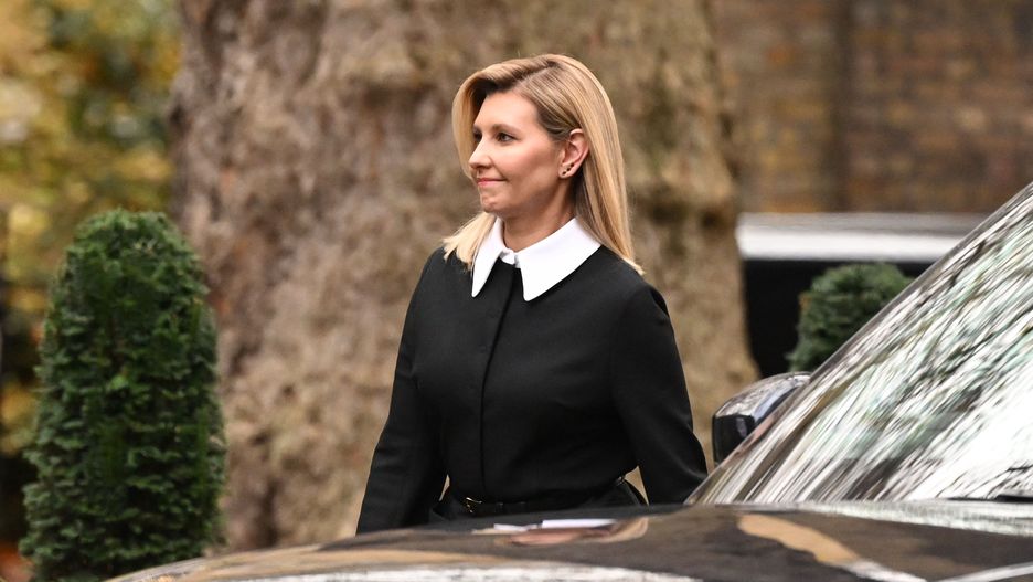 LONDON, ENGLAND - NOVEMBER 28: Ukraine's First Lady Olena Zelenska arrives at Downing Street to meet Akshata Murthy, wife of Prime Minister Rishi Sunak, on November 28, 2022 in London, England. Zelenska's husband, Ukrainian President Volodymyr Zelensky, has not left his country since the start of Russia's invasion in February 2022. (Photo by Leon Neal/Getty Images)