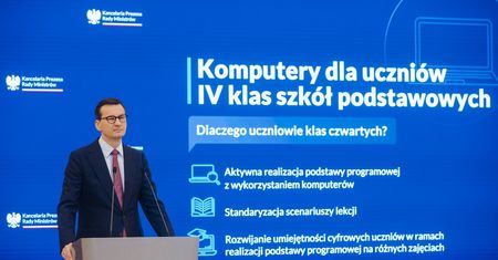 Uczniowie otrzymają laptopy za darmo. Morawiecki wspiera transformację cyfrową