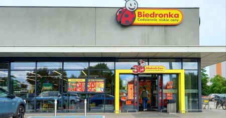 Prawie 10 tys. zł za pracę w sklepie. Biedronka sypnęła podwyżkami