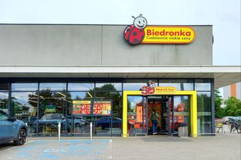 Prawie 10 tys. zł za pracę w sklepie. Biedronka sypnęła podwyżkami