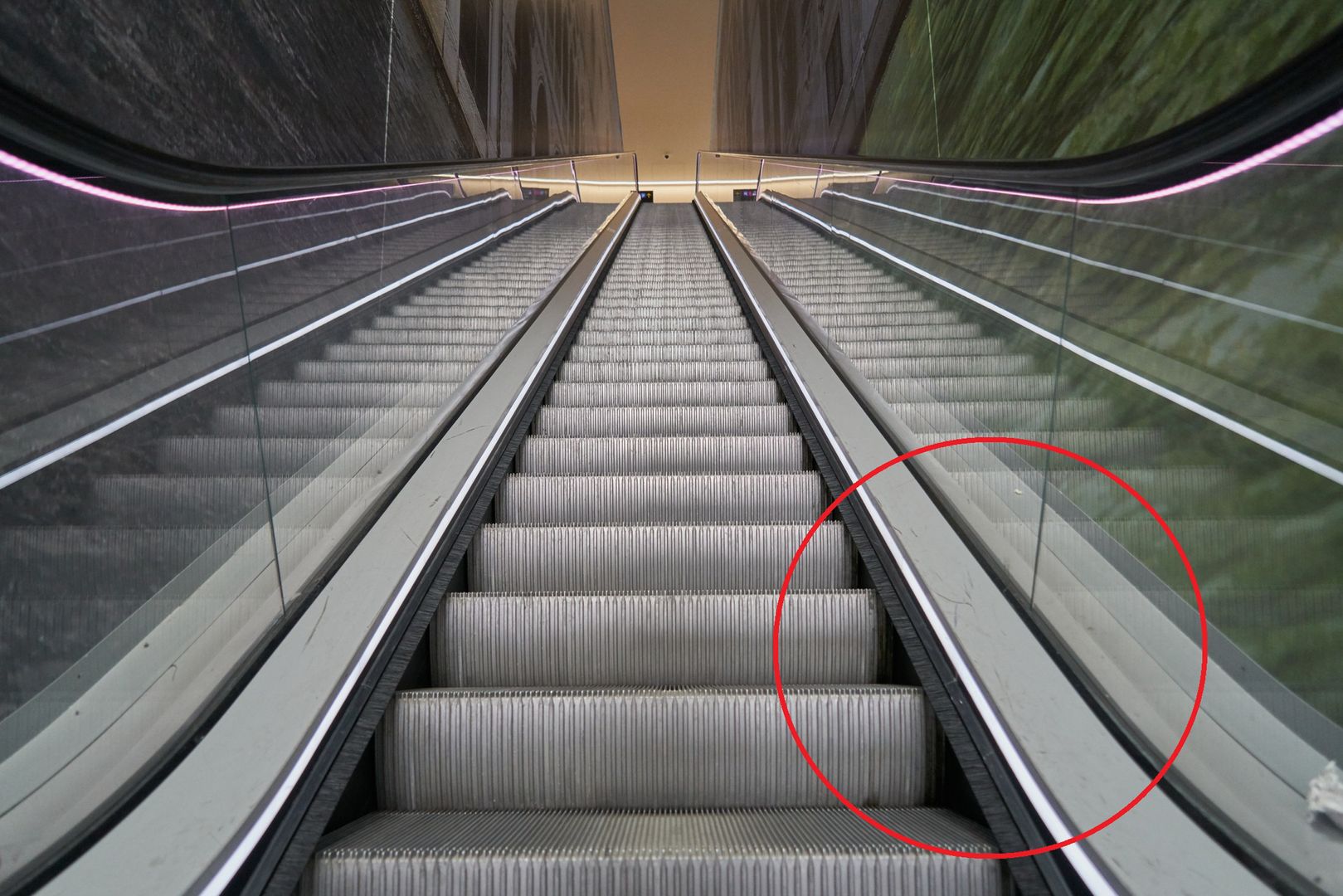 Do czego służą szczotki w ruchomych schodach? Nie chodzi o czyszczenie butów
