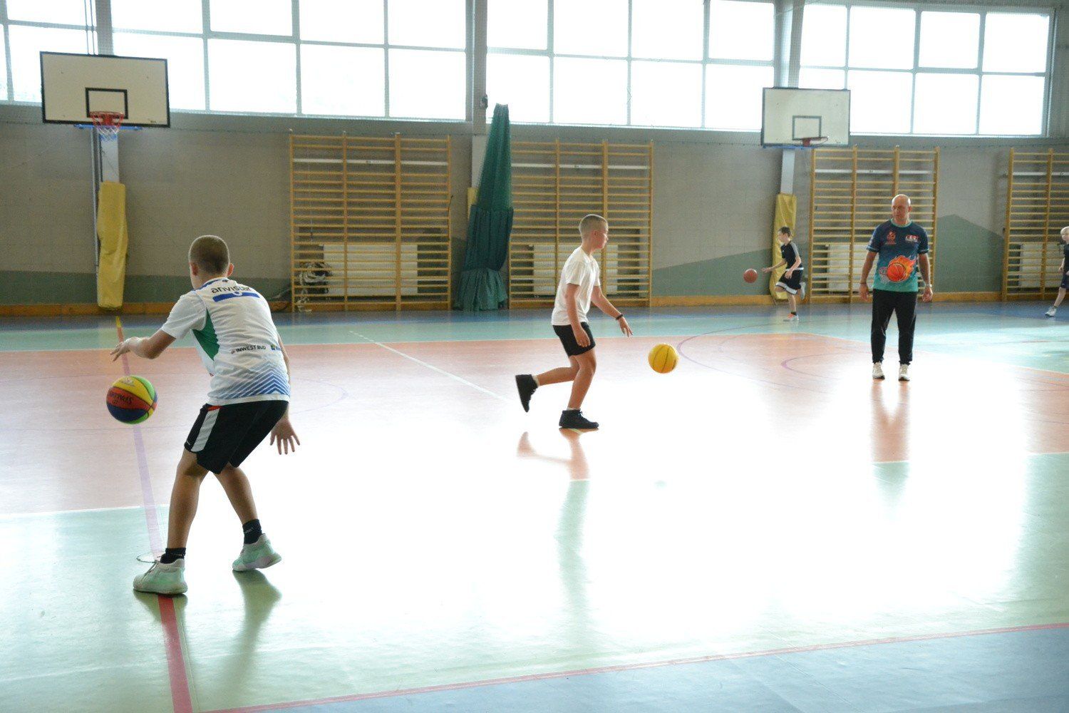 Trening koszykówki w &#34;Dwójce&#34; z Tomaszem Andrzejewskim