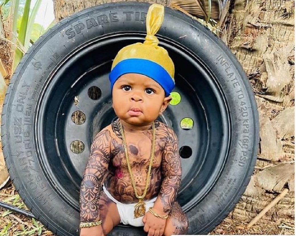 Wytatuowany chłopiec